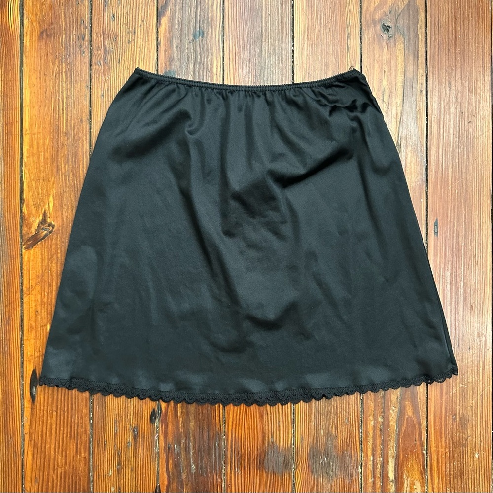 Vintage black short slip w lace trim & elastic waistband XS